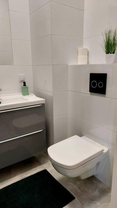 Uroczy Apartament Blisko Centrum Warszawy Lejlighed Warszawa Eksteriør billede